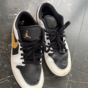 Jordan 1-Low-Top Sneakers in Black, White & Gold Accent